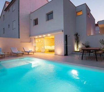 Šibenik/Zablaće- Jedinstveni kompleks uz more: Apartmanske kuće s teniskim terenom i bazenima - cover