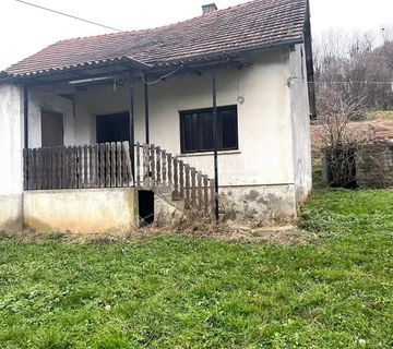 Kuća na brežuljku s velikom okućnicom – prilika za adaptaciju po vašim željama - cover