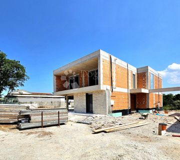 Poreč, visokokvalitetna kuća nadomak centra i plaža (2) - cover