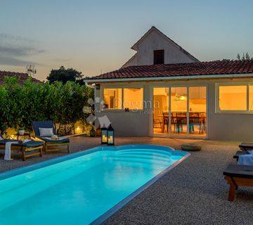 Prekrasna vila s bazenom - cover
