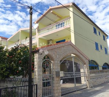 VODICE  PREKRASNA KUĆA SA 9 APARTMANA 100 METARA OD MORA  - cover
