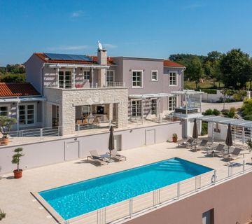 OTMJENA VILLA SA BAZENOM NA LIJEPOJ LOKACIJI - cover