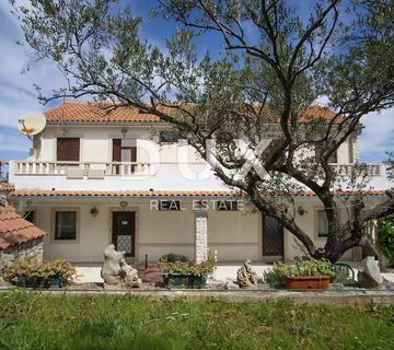 BRAČ, SPLITSKA - Predivna apartmanska kuća s bazenom - cover