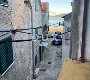 ŠIBENIK, PIROVAC - Kuća uz more u povijesnoj jezgri - cover