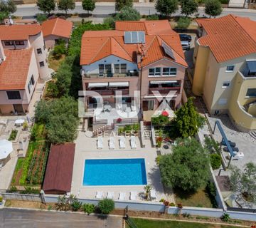 ISTRA, PEROJ - Atraktivna apartmanska kuća s bazenom i pogledom na more! - cover