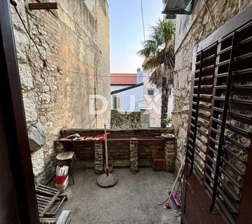 CRIKVENICA, CENTAR - kuća u strogom centru s dva poslovna prostora! PRILIKA! - cover