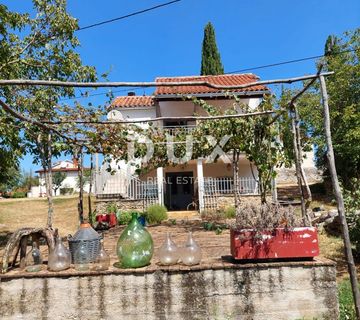 ISTRA, OPRTALJ - Imanje od dvije kuće s pripadajućom okućnicom na ugodnoj lokaciji, prilika! - cover