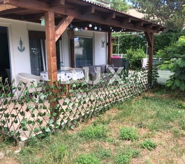 CRIKVENICA, SELCE - prizemlje kuće s tri apartmana, 150 m od mora - cover