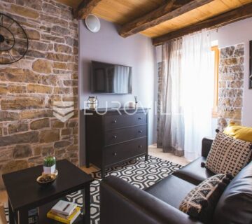 Istra, Oprtalj, troetažna kuća u nizu s tri apartmana, dva lokala, jedinstvena ponuda - cover