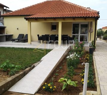Zadar, Privlaka, kuća, namještena prizemnica s velikom okućnicom - cover