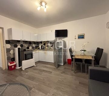 Novi Vinodolski, kuća s 3 apartmana - cover