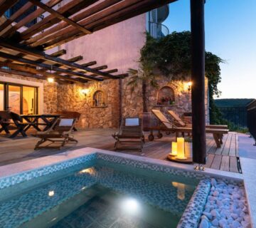 VILLA ZOLA – S JACUZZIJEM I POGLEDOM NA MORE - cover
