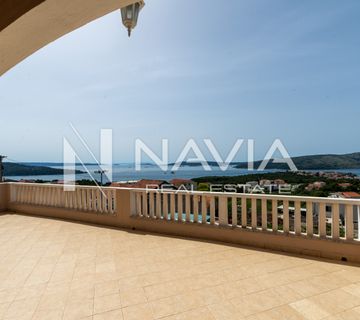 Prodaje se impozantna višekatnica s panoramskim pogledom i građevinskim zemljištem – Seget Donji, Trogir - cover