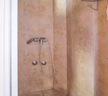 PLACA – NA JEDINSTVENOJ LOKACIJI U STAROGRADSKOJ JEZGRI VRBNIKA - cover