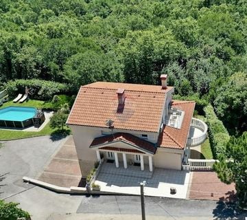 Crikvenica,zaleđe- kuća sa 3 stana, pogledom na more i bazenom - cover