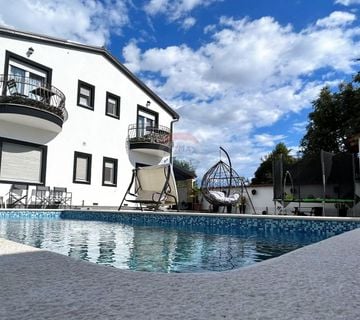 Pula, Veli vrh - samostojeća apartmanska kuća s bazenom - cover