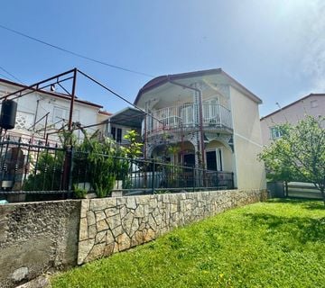 Novi Vinodolski - kuća sa 4 apartmana - cover