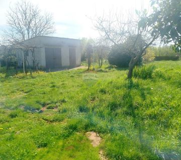 Pula, Valdebek, vikendica 25m2 sa 1200m2 okućnice - cover