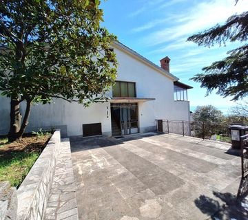 Opatija, Pobri - obiteljska kuća s dva stana i apartmanom - cover