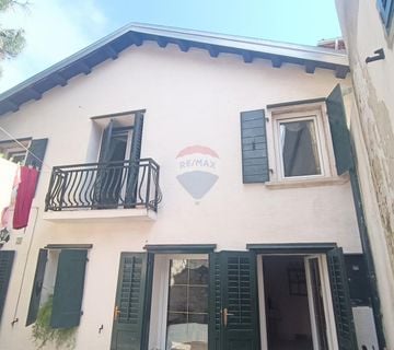 Istra, Rovinj, kuća u starogradskoj jezgri s privatnim dvorištem - cover