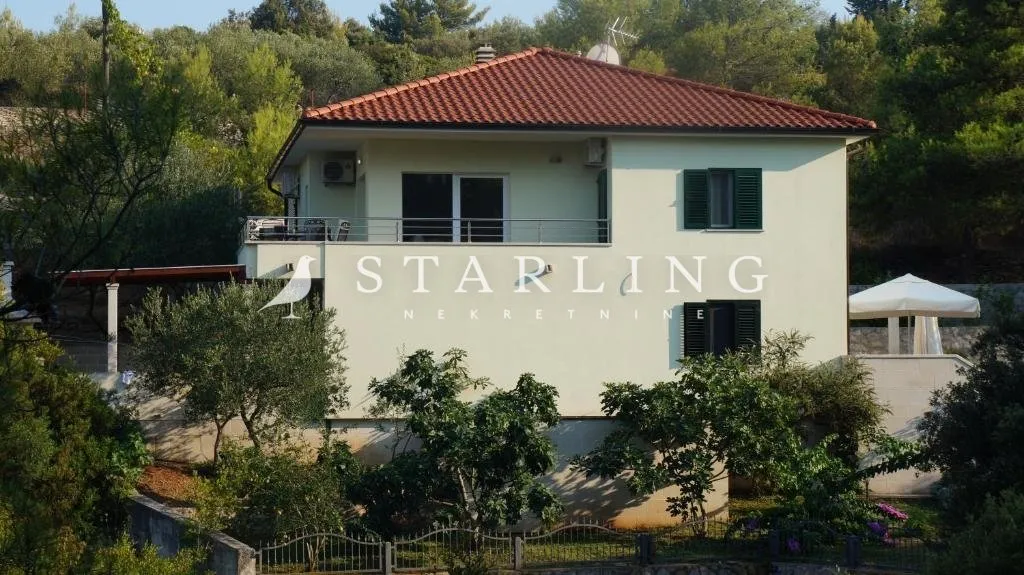 VILA S BAZENOM, PRODAJA, BRAČ, 230 m2 NA PARCELI OD  722 m2 - cover