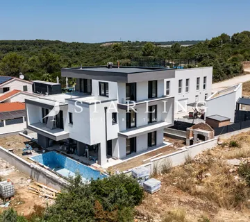 VILA S BAZENOM, PRODAJA, SUKOŠAN, 6-SOBNA, 309 M2 - cover