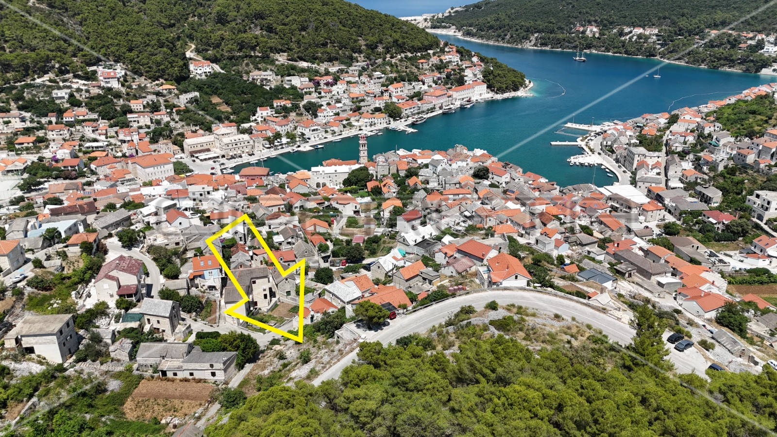 Građevinsko zemljište u Pučišćima na Braču, blizu centra i s pogledom na more - cover