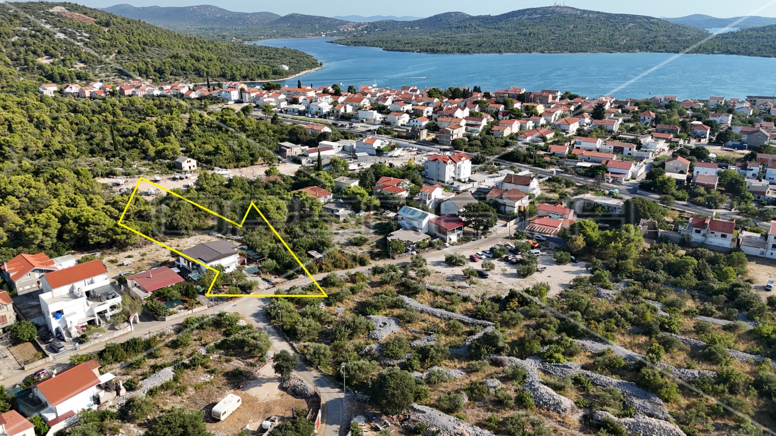 Građevinsko zemljište blizu centra Pirovca, 1075 m² - cover