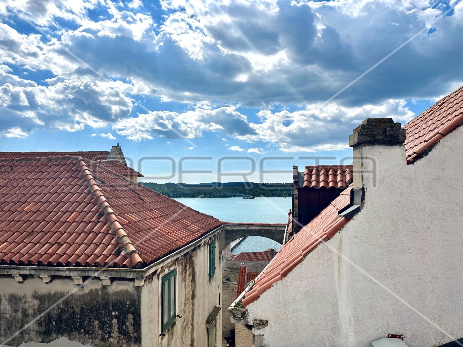 Garsonijera s udjelom u poslovni prostor u srcu starog grada, Šibenik, 19,04 m2 - cover